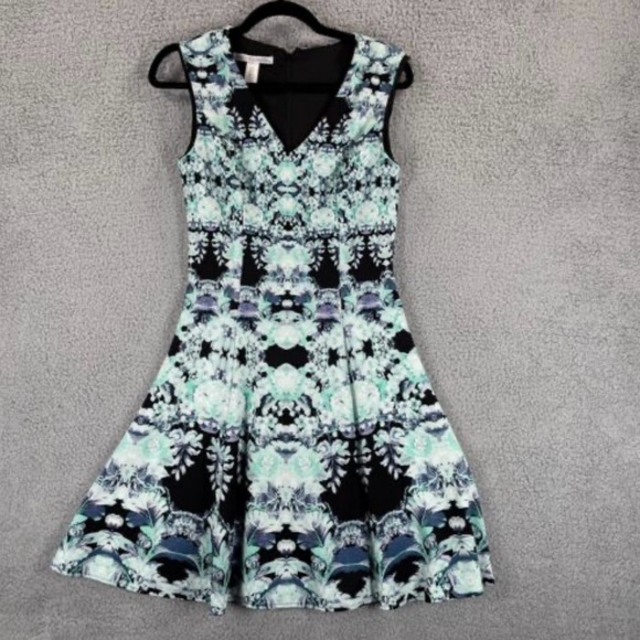 NWT Maggy London Feathered Floral Scuba
Fit and Flare, 14 - Picture 2 of 6